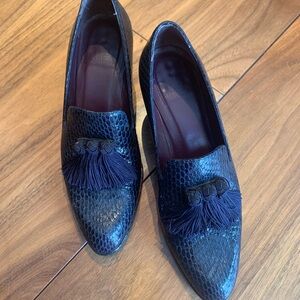 Stuart Weitzman loafer, tassels, navy snake skin, EUC, sz 6, block/ stacked heel